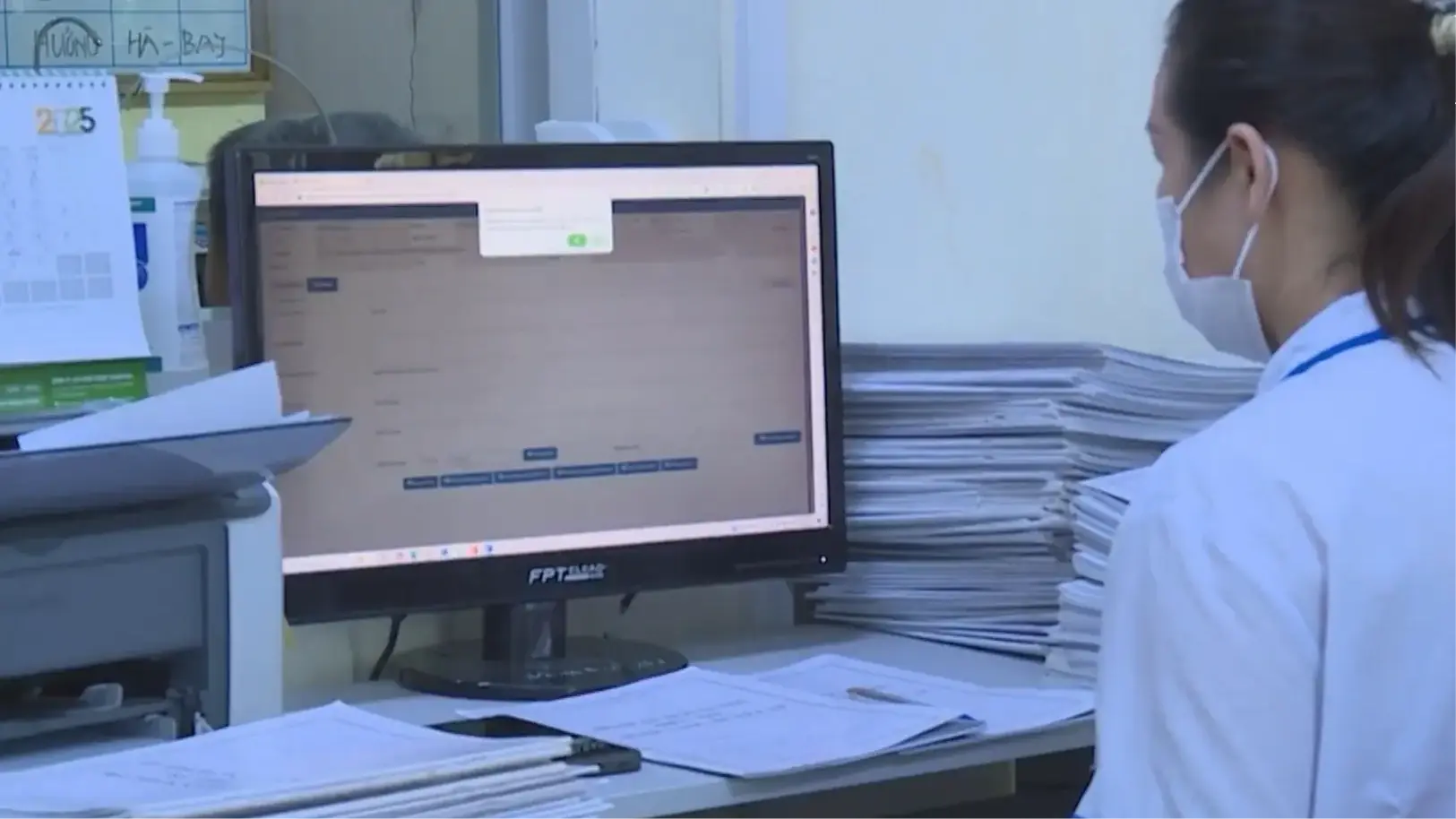 Sử dụng sổ sức khỏe điện tử trên VNeID thay sổ giấy